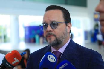El ministro de Comercio e Industrias, Julio Moltó, durante la entrevista con los medios.