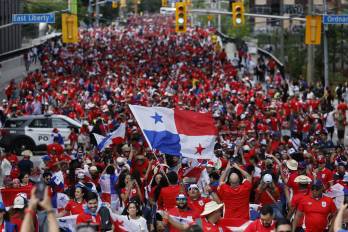 Aficionados de Panamá caminan hacia el estadio de Toronto este miércoles, previo al partido del grupo L del Mundial de la FIFA 2026 contra Ghana, en Toronto (Canadá).