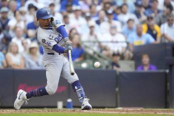Mookie Betts de Los Angeles Dodgers durante un partido contra los Milwaukee Brewers.