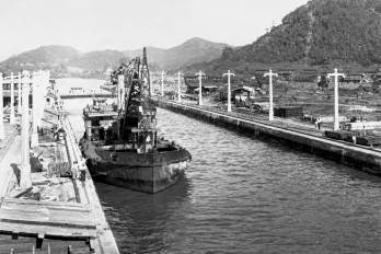 La grúa flotante, Alexander La Valley, que realizó el recorrido completo por el Canal de Panamá el 7 de enero de 1914.