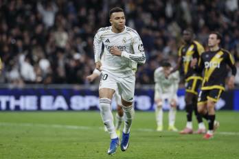 El delantero del Real Madrid Kylian Mbappé celebra tras marcar el 2-1 durante el partido de LaLiga que enfrentó al Real Madrid y al Rayo Vallecano, este domingo, en el Santiago Bernabéu. EFE/ Ballesteros