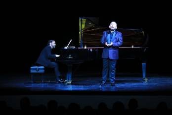 El tenor mexicano Javier Camarena y el pianista español Rubén Fernández Aguirre en el escenario del Teatro Nacional en la noche del pasado miércoles.
