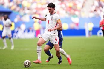 Declan Rice, de Inglaterra, disputa el balón durante el partido por el tercer lugar de la Copa Mundial de la FIFA 2026 entre Francia e Inglaterra, disputado en el Miami Stadium, en Miami Gardens, Florida.
