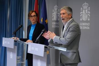 La ministra de Sanidad, Mónica García, durante una rueda de prensa ofrecida junto al ministro de Interior, Fernando Grande-Marlaska, este sábado en la sede del Ministerio de Sanidad de España, en Madrid.
