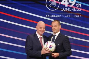 Los presidentes de FIFA Gianni Infantino (IZ) y de UEFA Aleksander Ceferin durante el Congreso de la UEFA en Belgrado el 3 de abril de 2025. (Belgrado).