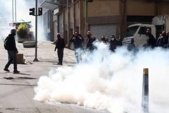 Un grupo de opositores antigubernamentales fue captado este 18 de mayo al enfrentarse con la policía, en el centro de La Paz.