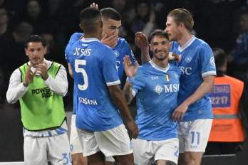 El delantero del Nápoles Matteo Politano celebra con sus compañeros el gol de la victoria ante el Milan.