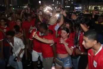 Aficionados de Panamá celebran la clasificación de la selección de su país al Mundial de 2026.