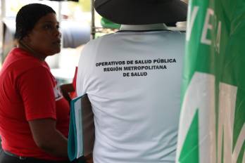 Según detalló Castillo, los carnets cuentan con caracteres especiales visibles únicamente bajo luz ultravioleta