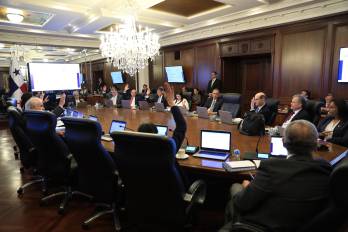 También se aprobó la extensión del periodo de sesiones extraordinarias en la Asamblea Nacional para poder discutir los cambios a esta ley.