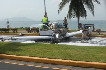 Video: Avioneta cae en la calzada de Amador