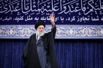 Esta imagen proporcionada por la oficina del líder supremo de Irán, el ayatolá Ali Khamenei, lo muestra saludando durante un discurso en Teherán el 17 de febrero de 2026.