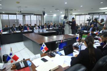 Ministro del MEF, Felipe Chapman, este martes, durante su asistencia a la Comisión de Presupuesto de la Asamblea.