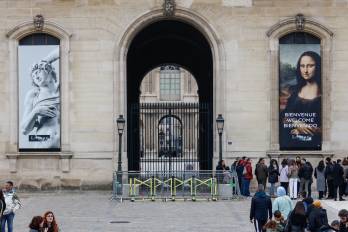 El robo de un conjunto de joyas de un valor patrimonial e histórico incalculable en el Museo del Louvre este domingo por la mañana lo llevó a cabo en apenas siete minutos un comando de tres o cuatro ladrones profesionales, pero que perdieron una parte del botín en su huida.