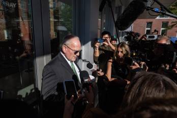 El abogado defensor de Lindsay Clancy, Kevin Reddington, habla con los medios de comunicación al salir del Tribunal Superior del Condado de Plymouth, en Plymouth, Massachusetts, el 26 de agosto de 2026.