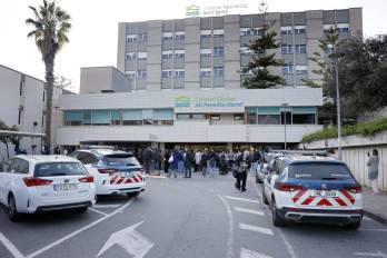 A las afueras del Hospital Residencia Sant Camil, en Sant Pere de Ribes (Barcelona), varias personas estaban a la expectativa del desenlace de la eutanasia de Noelia, la joven de Barcelona de 25 años afectada por una paraplejia.