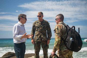 El encargado de negocios de Estados Unidos John Barrett reunido con el Comando Sur del Ejército estadounidense. Su jefe es Francis Donovan (centro).