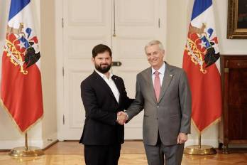 El presidente de Chile, Gabriel Boric, saluda al ultraderechista José Antonio Kast, vencedor de las elecciones presidenciales, este lunes en el Palacio de la Moneda, en Santiago (Chile).