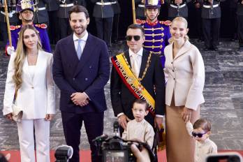 El presidente de Ecuador, Daniel Noboa (c-d), posa junto al presidente de la Asamblea Nacional de Ecuador, Niels Olsen Peet (c-i), a su llegada a la Asamblea Nacional este domingo, en Quito (Ecuador). EFE/ Gianna Benalcazar