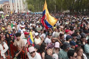 Personas escuchan el discurso del presidente de Colombia, Gustavo Petro, durante la conmemoración del Día Internacional del Trabajo este viernes, en Medellín (Colombia).