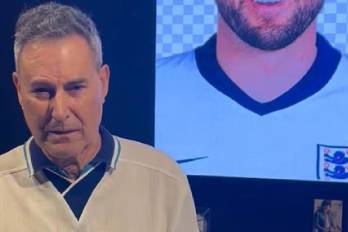 El ilusionista Uri Geller durante su declaración pública contra el chamán de Ghana.