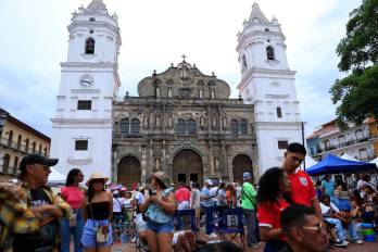 Visitantes nacionales y extranjeros asisten a la feria del Casco Peatonal en la Plaza de la Catedral.