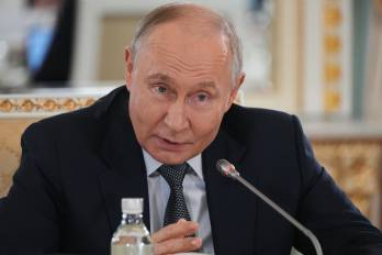 El presidente ruso Vladimir Putin se reúne con representantes de agencias de noticias internacionales al margen del Foro Económico Internacional de San Petersburgo en el Palacio Konstantinovsky.