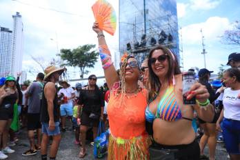 Los colores vibrantes dominaron completamente la calle. El negro y los tonos neutros casi desaparecieron durante el día.