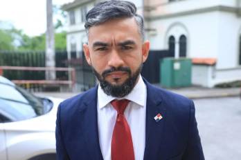 El diputado cuestionó la necesidad de realizar una contratación adicional.