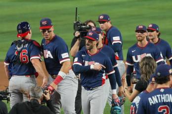 Jugadores de Estados Unidos celebran tras ganar este domingo un partido del Clásico Mundial de Béisbol frente a República Dominicana.