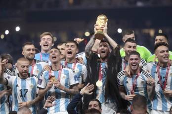 Jugadores de la selección de Argentina levantando la Copa del Mundo.