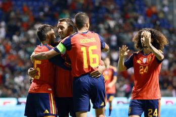 Jugadores de España celebran un gol ante Perú.
