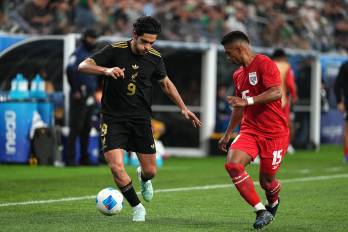 El lateral izquierdo de la selección de Panamá, Jorge Gutiérrez (der.).