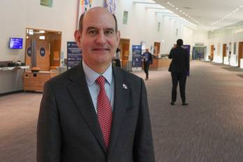 Felipe Chapman, ministro del MEF de Panamá, en la sede en París de la OCDE.