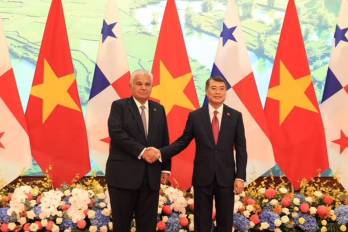 El presidente panameño José Raul Mulino (izq.) y el primer ministro de Vietnam, Le Minh Hung.