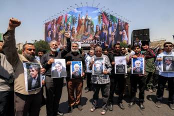 La gente corea consignas durante una protesta contra la ola de ataques de Israel contra Irán en la Plaza Enghelab (Revolución) en el centro de Teherán el 13 de junio de 2025.