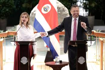 Laura Fernández, presidenta electa de Costa Rica (i) asume como ministra de la Presidencia por designación del actual mandatario y copartidario, Rodrigo Chaves (d).