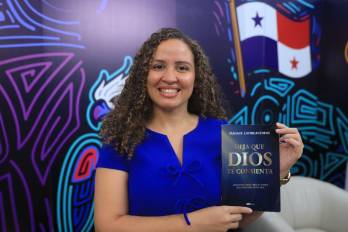 Maggie Latibeaudiere presentando su obra: Deja que Dios te consienta.