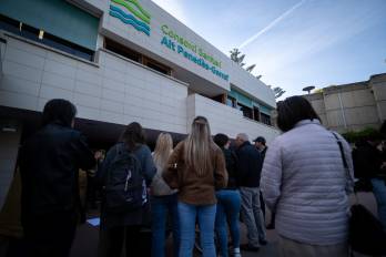 Un grupo de personas protesta en la entrada del hospital Sant Camil, luego de que la magistrada de la plaza 20 de la sección de instrucción del Tribunal de Instancia de Barcelona denegó por tercera vez la solicitud de la Fundación Española de Abogados Cristianos, que pedía suspender la aplicación de la eutanasia.