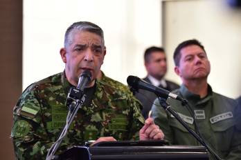 El comandante en jefe de las Fuerzas Armadas de Colombia, Hugo López Barreto, habla junto al director general de la Policía Nacional de Colombia, William Rincón (d), durante una rueda de prensa para informar sobre las medidas de seguridad que se implementarán con vistas a las próximas elecciones legislativas y presidenciales en la sede de la Policía Nacional en Bogotá, el 2 de marzo de 2026.