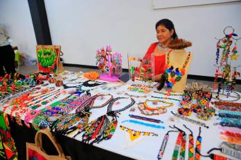 Una emprendedora venden sus artículos alusivos a la cultura indígena.
