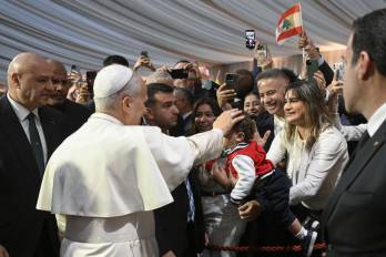 El papa León XIV saluda a un grupo de cristianos a su llegada al aeropuerto de Beirut.
