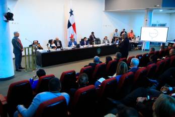 Entrevistas, en la comisión de credenciales, a los candidatos a magistrados del Tribunal Electoral.