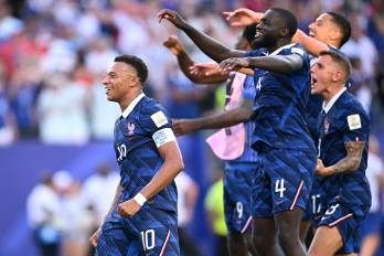 El delantero francés Kylian Mbappé y sus compañeros celebran con los aficionados tras vencer a Paraguay en el partido de los octavos de final de la Copa Mundial de la FIFA.