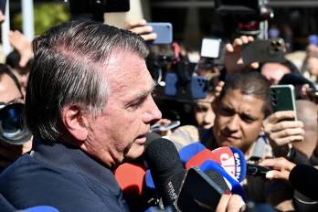 El expresidente brasileño Jair Bolsonaro habla con la prensa tras serle implantado un dispositivo de monitoreo electrónico en Brasilia el 18 de julio de 2025.