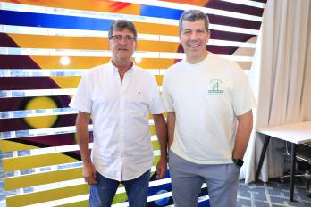El campeón del mundo con la selección de Argentina, Mario Kempes (izq.) y el periodista deportivo, Fernando Palomo.