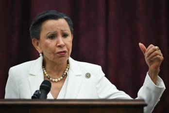 Nydia Velázquez impulsa una resolución para limitar decisiones militares del Ejecutivo en medio de tensiones entre Estados Unidos y Cuba.