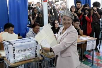 La candidata a la Presidencia de Chile por la coalición de izquierda Unidad por Chile, Jeannette Jara (c), al votar este domingo, 16 de noviembre, en el Liceo Poeta García Lorca, en Santiago de Chile.