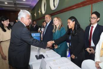 Primeros jóvenes formalizaron sus acuerdos de pasantía.