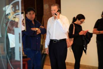 Los diputados Osman Gómez y Manuel Cohen captados en la entrada del hotel en el área de la avenida Perú.